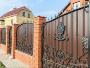 Кирпичный забор с ковкой  150 метров фото в Шаховской