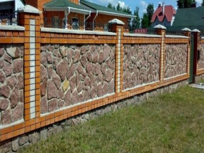 Кирпичный забор с камнем 12 метров фото в Шаховской