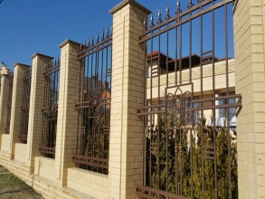 Кирпичный забор с ковкой  10 метров фото в Шаховской
